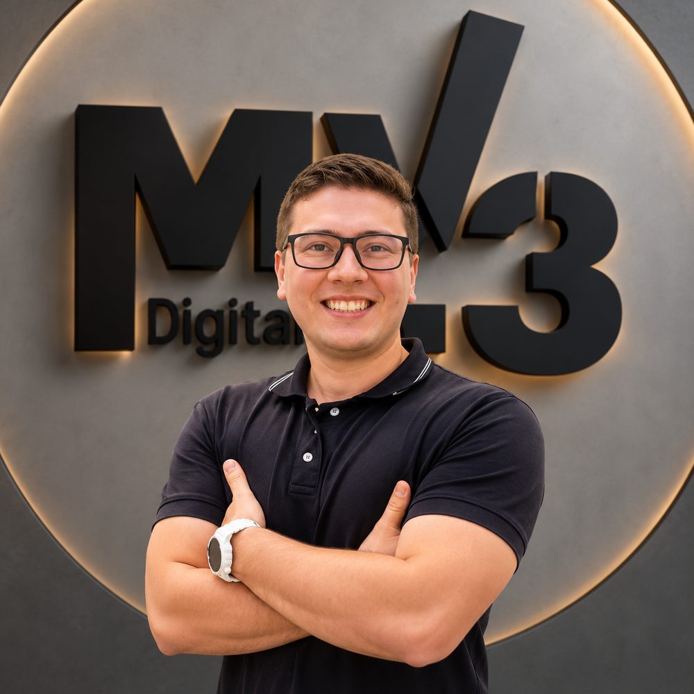 Paulo Aleixo, proprietário da MV3 Digital, em frente ao letreiro da empresa